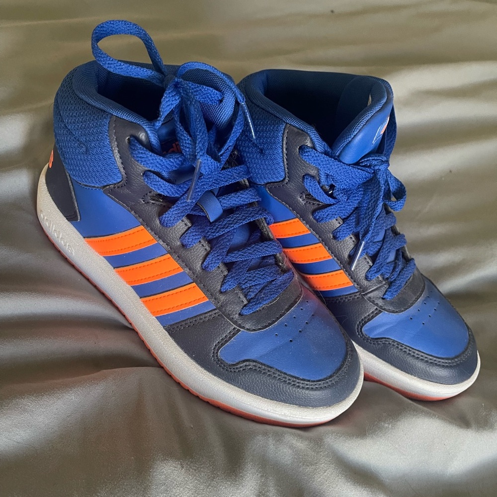 Adidas. YOUTH size 4, 
New. Please see all pictures.